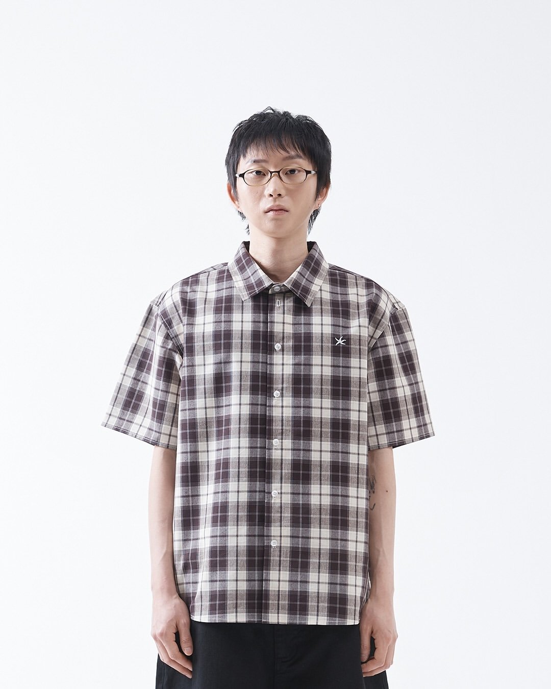2025 盤點 7 款必收 Boxy 短版襯衫品牌推薦!Uniqlo、TCM⋯等品牌穿上秒變潮人!
