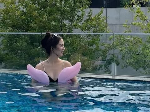 周曉涵僅穿黑 Bra 與內褲下水！泳池辣照引爆關注！