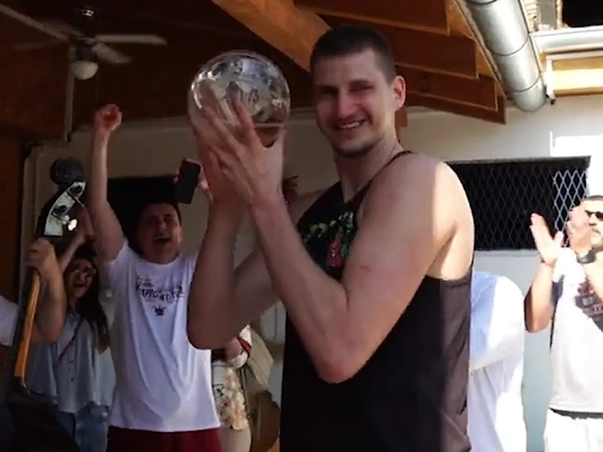 NBA/Nikola Jokic 愛馬奪冠感動落淚!香檳狂灑畫面曝光,球迷笑:「拿總冠軍都沒這麼嗨!」