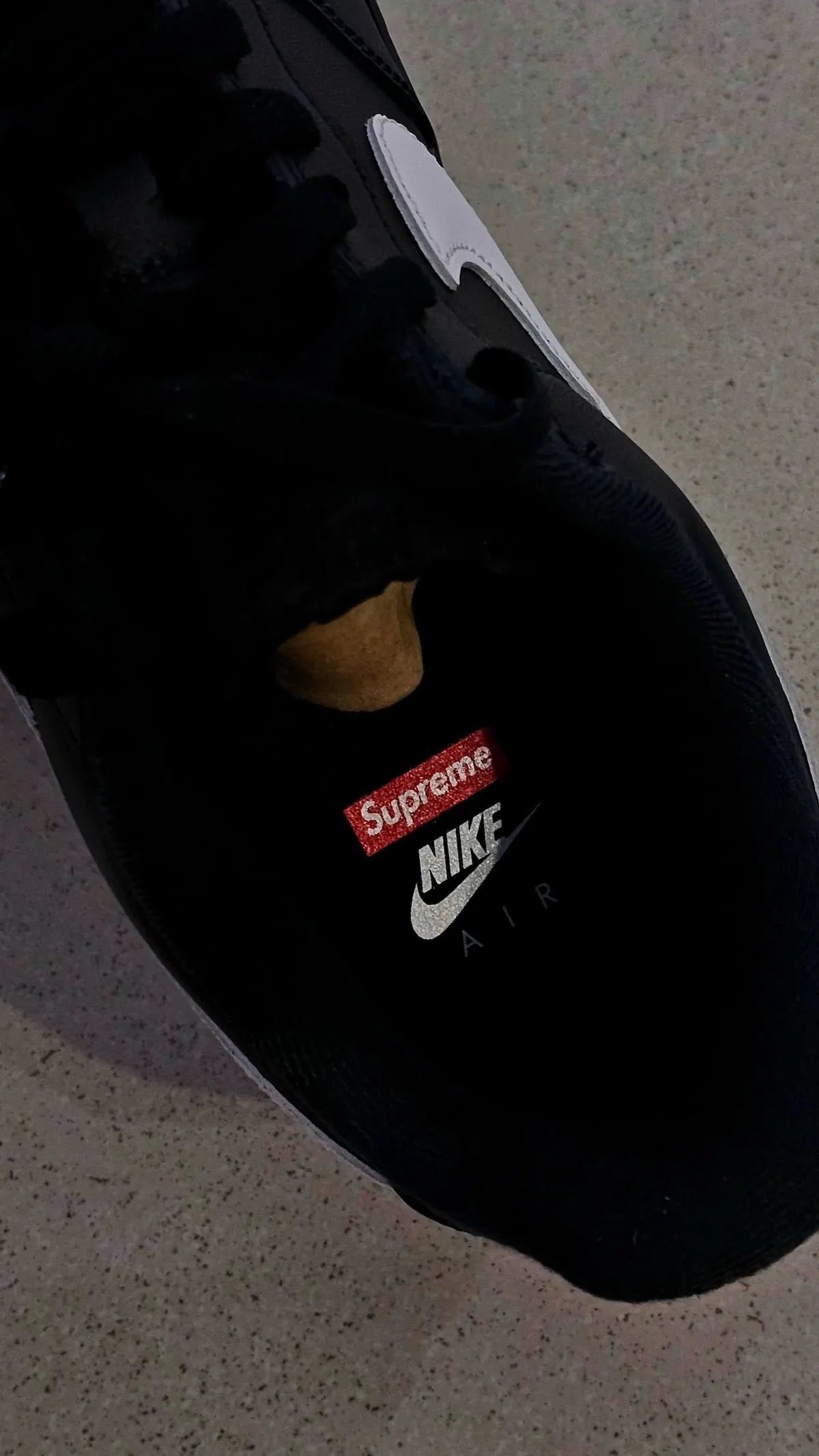 Supreme x Nike Air Force 1「黑鞋白標」全新秋季新色登場！完整細節＆發售詳情一次看！