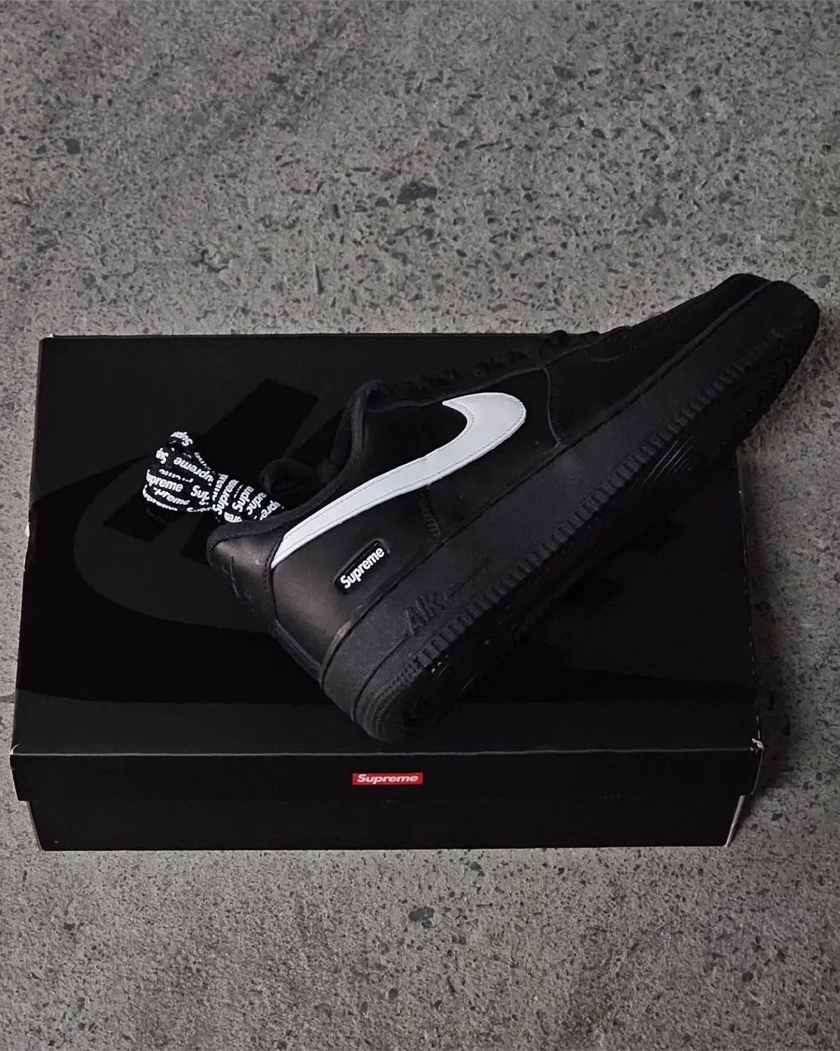 Supreme x Nike Air Force 1「黑鞋白標」全新秋季新色登場！完整細節＆發售詳情一次看！