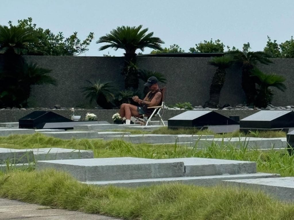 具俊曄大 S 墓地孤單守候身影曝光！每日上山陪伴引網不捨！