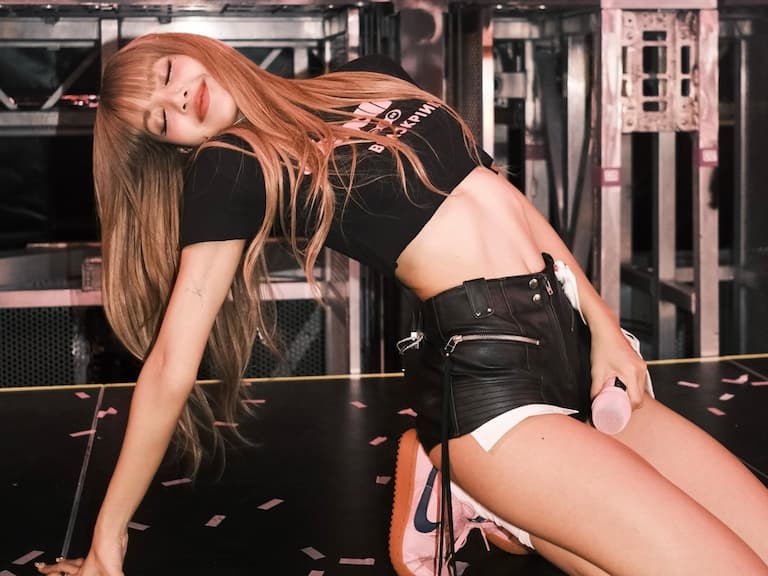 BLACKPINK Lisa 演唱會上腳兩雙 Nike 球鞋掀帶貨潮!同款都幫你神出來了~