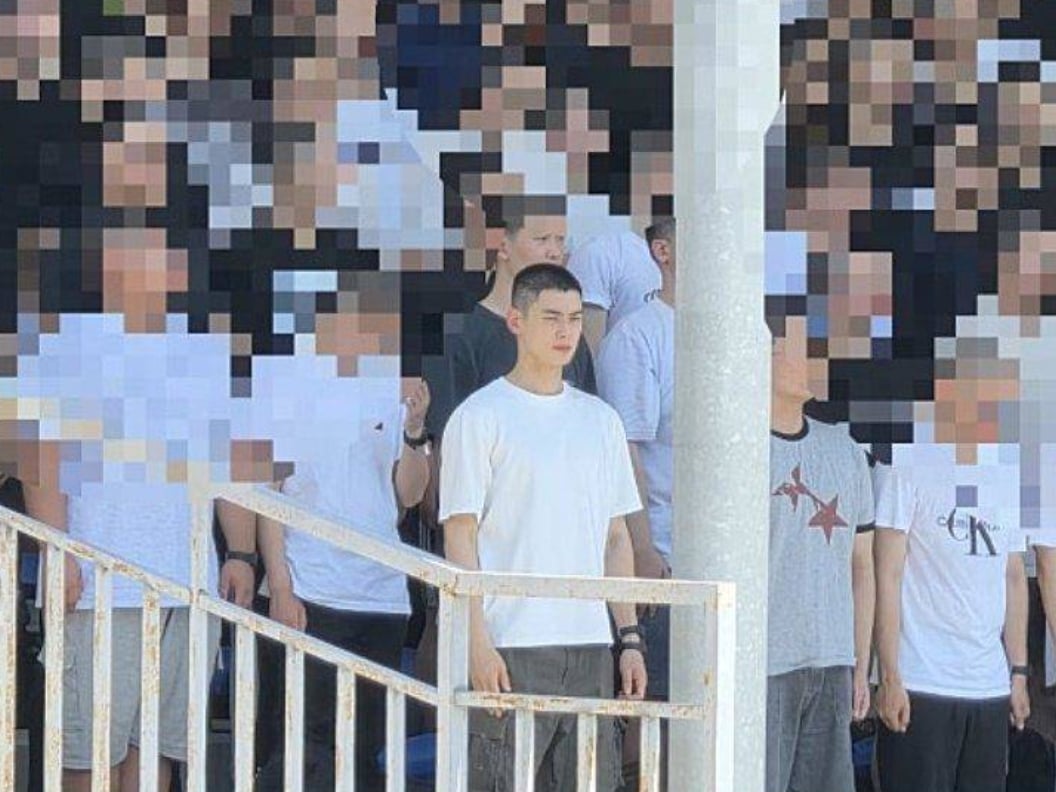 車銀優入伍現場暴動！同梯爸媽放生兒子猛拍他：「暫時對不起兒子了！」