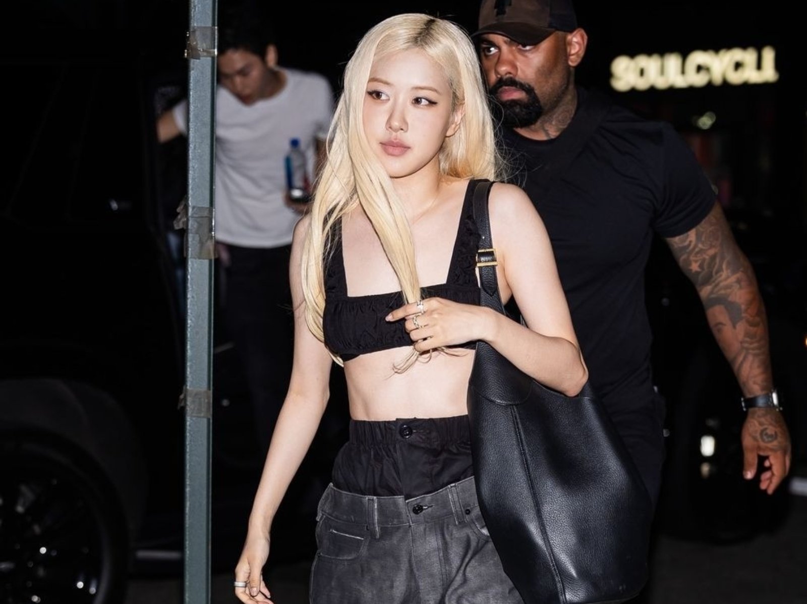BLACKPINK Rosé 身高 168 激細背心辣秀腹肌曲線！「雙層褲」造型霸氣出街超吸睛！