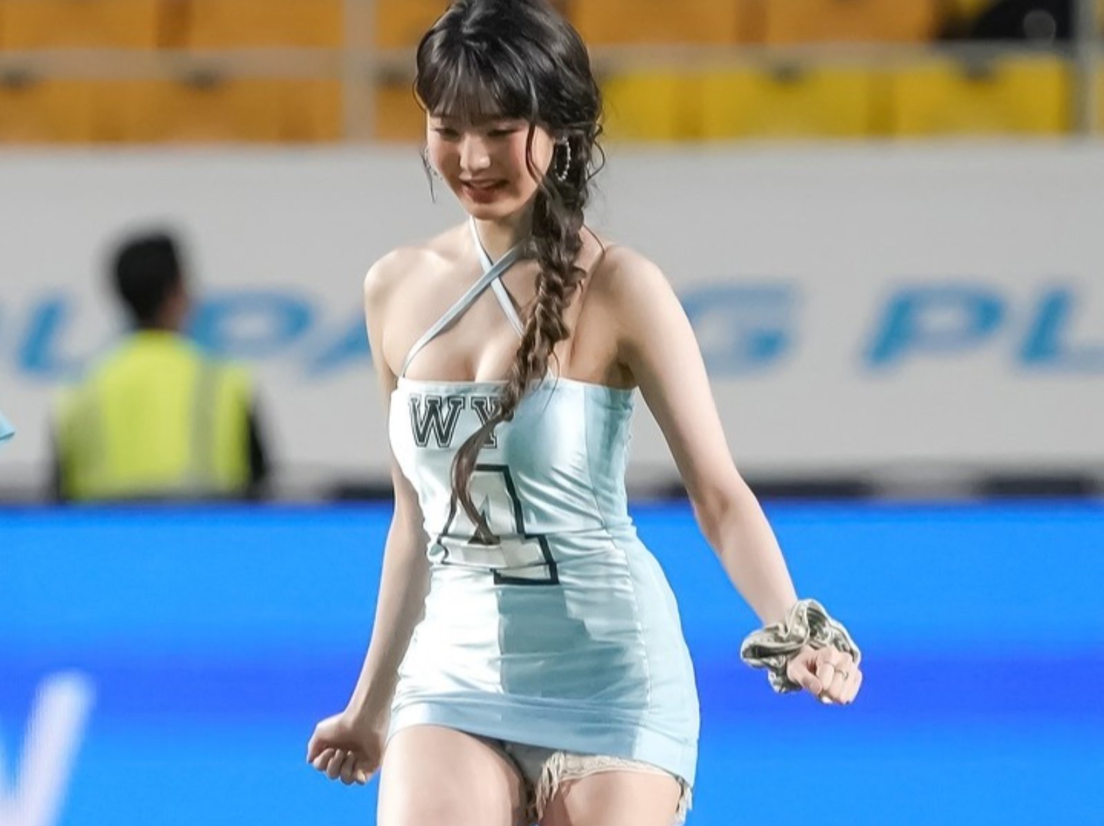 IVE 張員瑛開球造型挨轟「不合時宜」，Rei 親自發聲為造型師滅火！