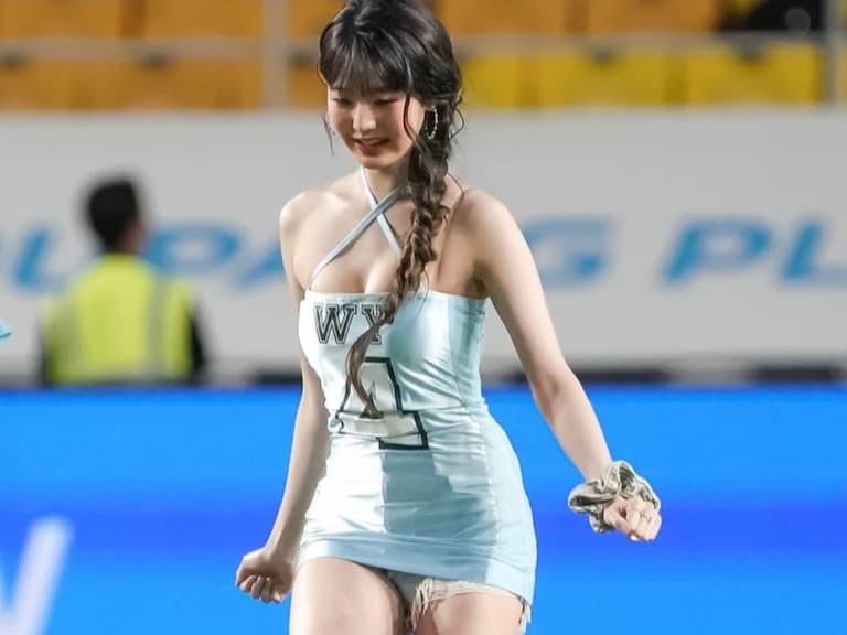 IVE 張員瑛開球造型挨轟「不合時宜」,Rei 親自發聲為造型師滅火!