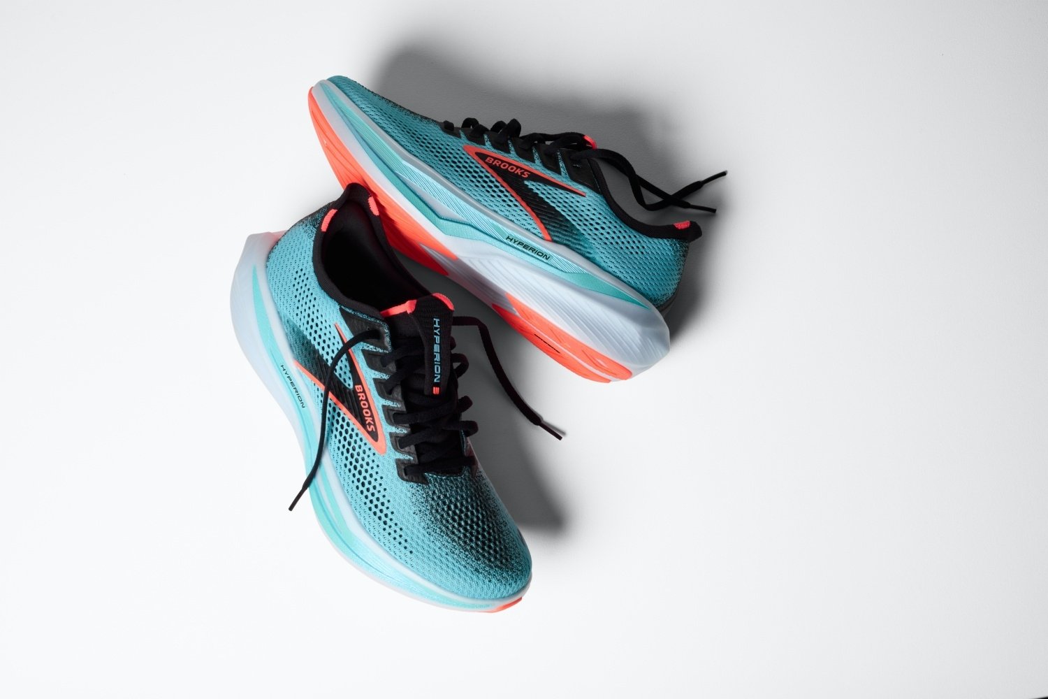 BROOKS 全新 HYPERION 家族三大新品競速登場!BLUELINE LAB 藍線實驗室再添極速代表新作!