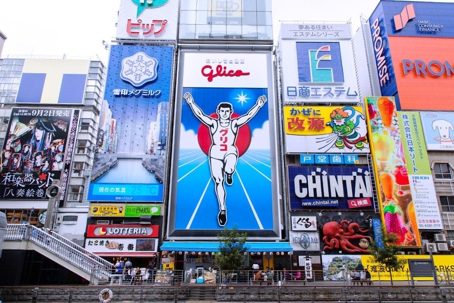 日本大阪心齋橋「固力果跑跑人」招牌日夜不一樣!網友翻舊照對比引熱議!