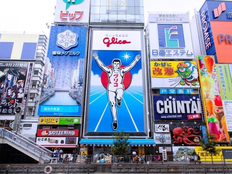 日本大阪心齋橋「固力果跑跑人」招牌日夜不一樣！網友翻舊照對比引熱議！