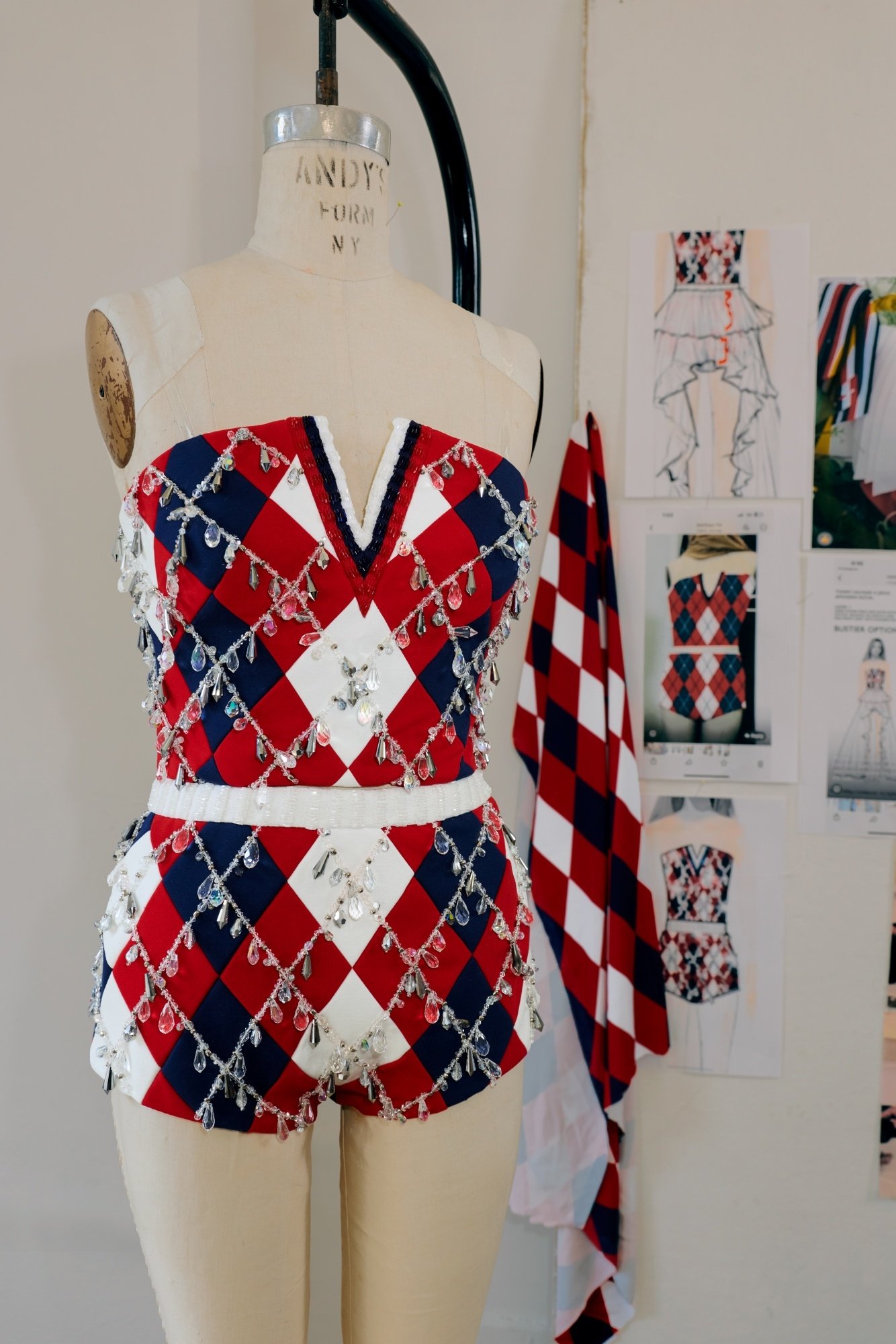 JISOO 於 BLACKPINK 2025 年「DEADLINE」世界巡迴演唱會紐約站中身穿 TOMMY HILFIGER 訂製服裝成為焦點