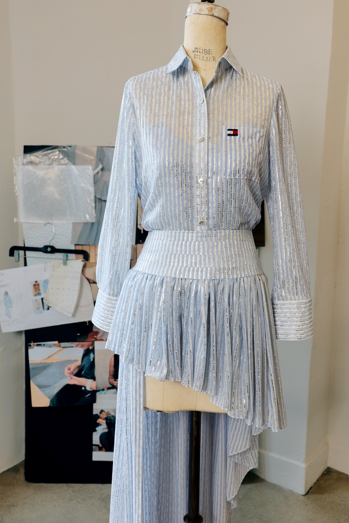 JISOO 於 BLACKPINK 2025 年「DEADLINE」世界巡迴演唱會紐約站中身穿 TOMMY HILFIGER 訂製服裝成為焦點