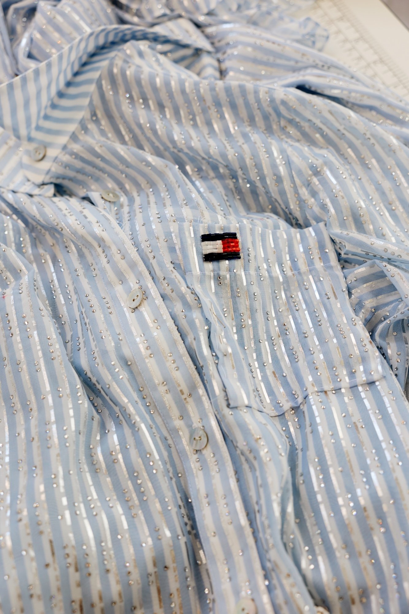 JISOO 於 BLACKPINK 2025 年「DEADLINE」世界巡迴演唱會紐約站中身穿 TOMMY HILFIGER 訂製服裝成為焦點