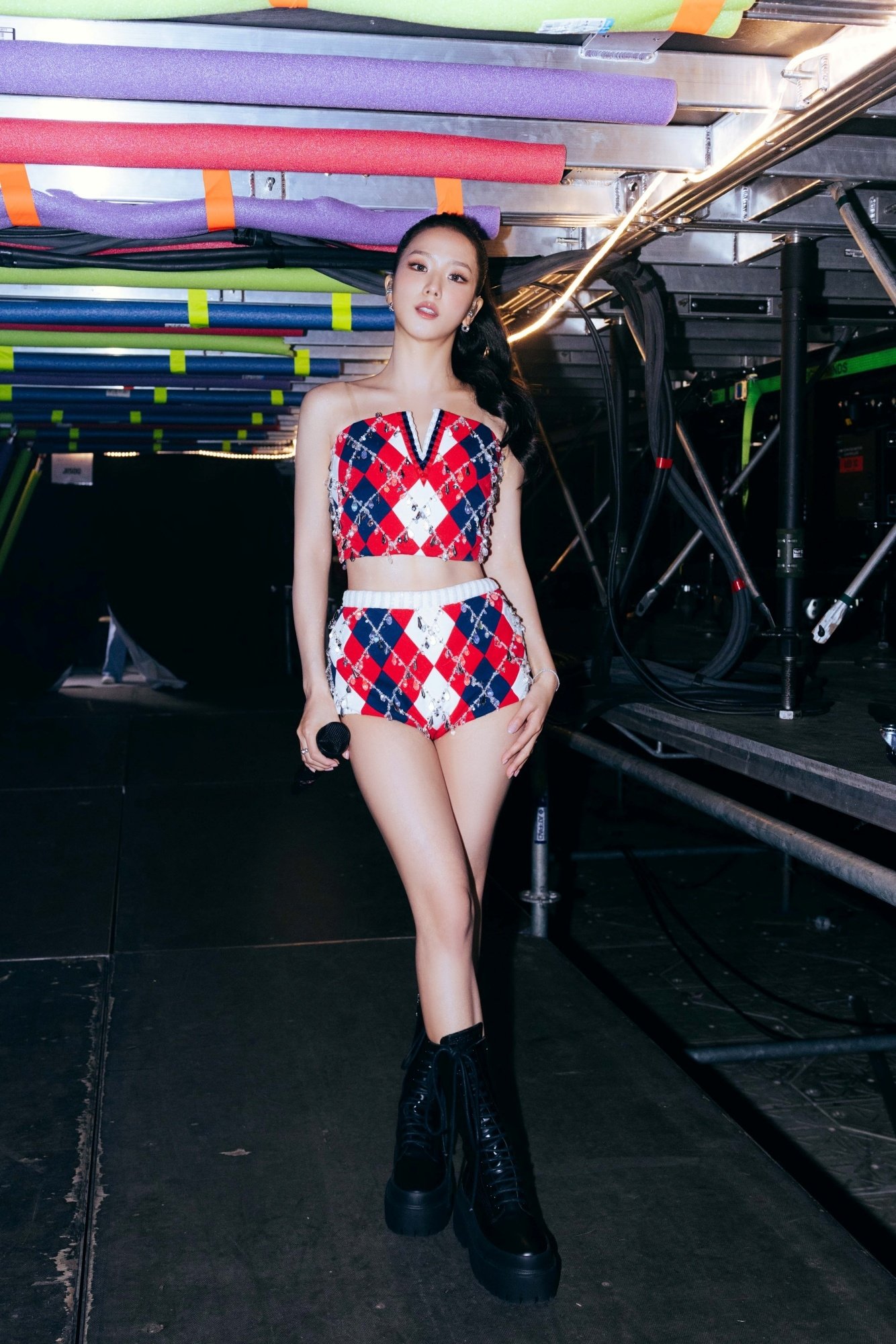 JISOO 於 BLACKPINK 2025 年「DEADLINE」世界巡迴演唱會紐約站中身穿 TOMMY HILFIGER 訂製服裝成為焦點