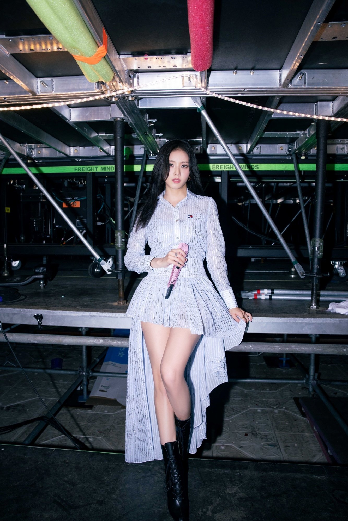 JISOO 於 BLACKPINK 2025 年「DEADLINE」世界巡迴演唱會紐約站中身穿 TOMMY HILFIGER 訂製服裝成為焦點
