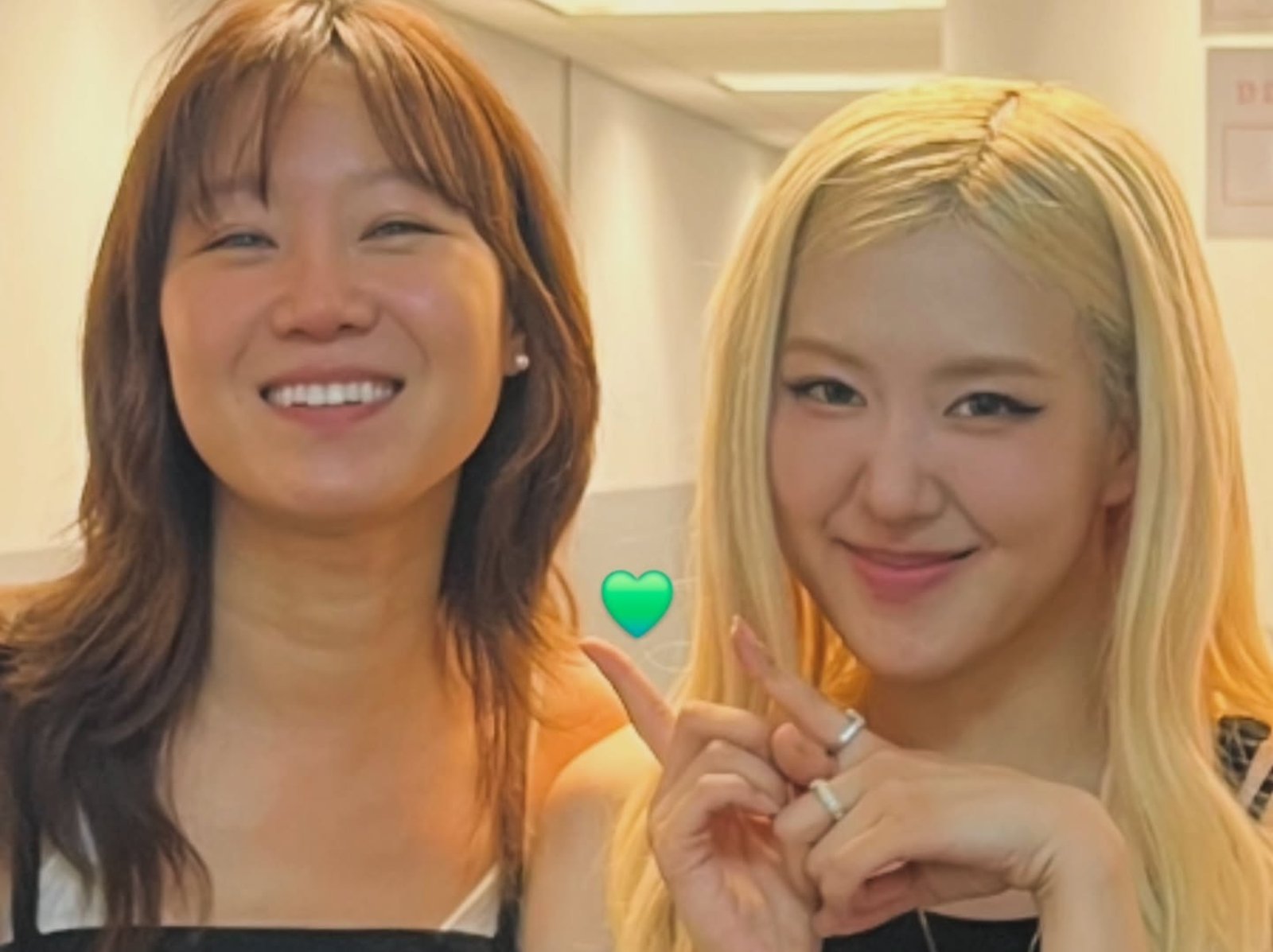 孔曉振 IG 曬 BLACKPINK Rosé 演唱會同框照！網驚：「原來她們認識！」