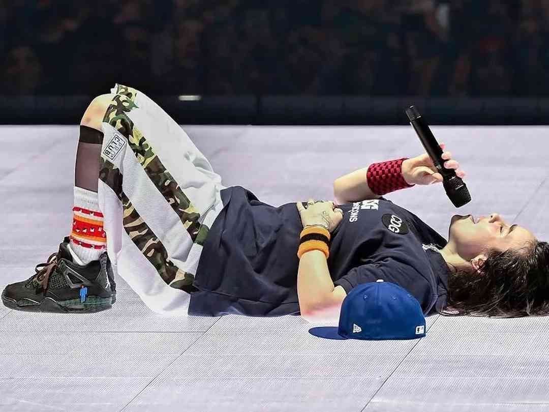 Billie Eilish x Air Jordan 4 搶先曝光？倫敦巡演亮相，復古格紋設計太吸睛！