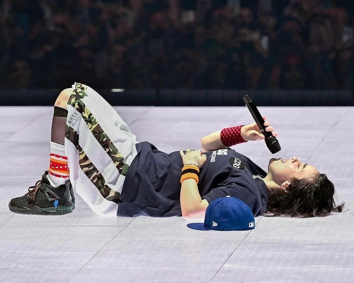 Billie Eilish x Air Jordan 4 搶先曝光?倫敦巡演亮相,復古格紋設計太吸睛!