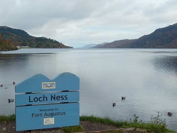 2025 尼斯湖水怪現蹤？遊客目擊「逆流抬頭」畫面曝光引熱議！