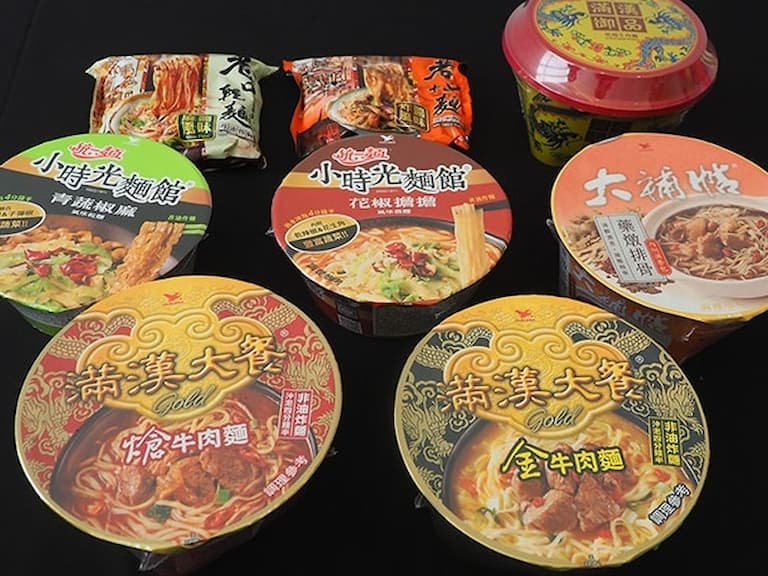 2025 最強泡麵排行出爐!台灣之光榮登前三,阿舍食堂、老媽拌麵排名一次看!