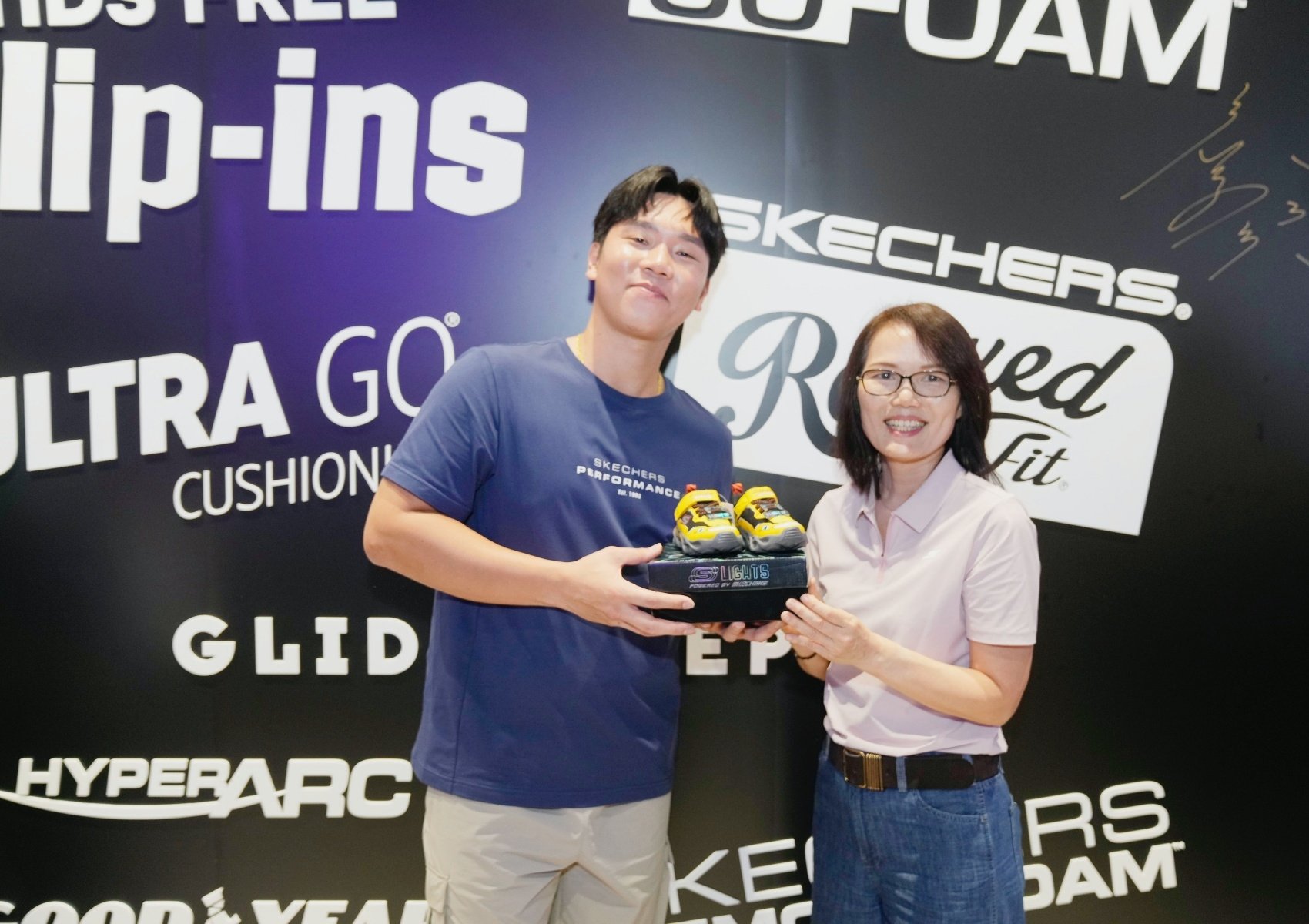 SKECHERS「SLIP-INS® 瞬穿原創實驗基地」南港 LaLaport 限時登場！中信兄弟球星詹子賢親臨應援！