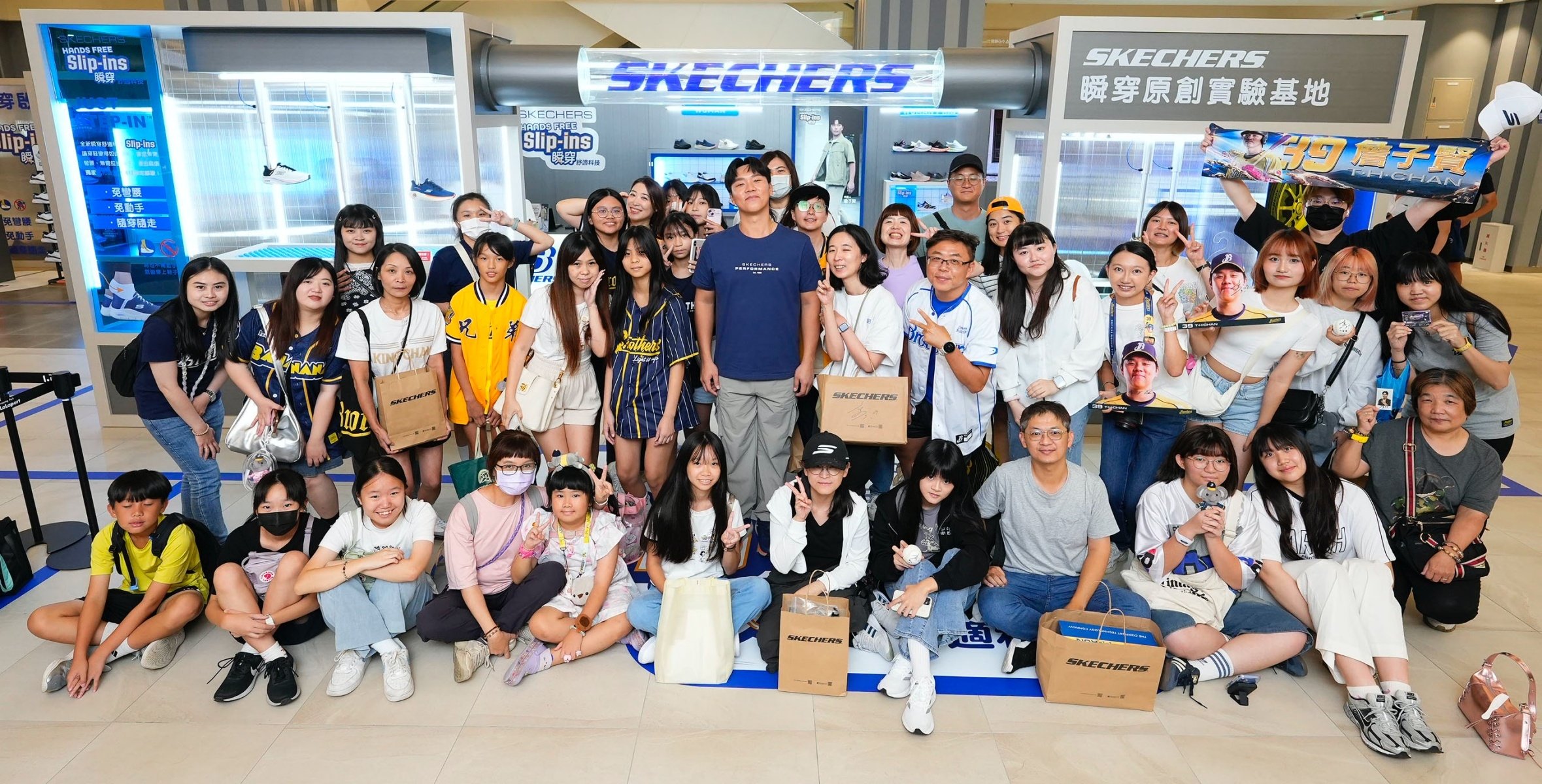 SKECHERS「SLIP-INS® 瞬穿原創實驗基地」南港 LaLaport 限時登場！中信兄弟球星詹子賢親臨應援！