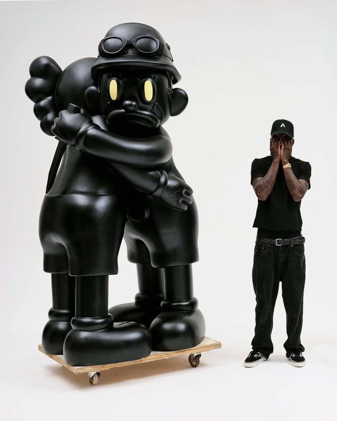 Olaolu Slawn 攜手 KAWS 打造聯名雕塑作品?引本人親自澄清:「這與我無關!」