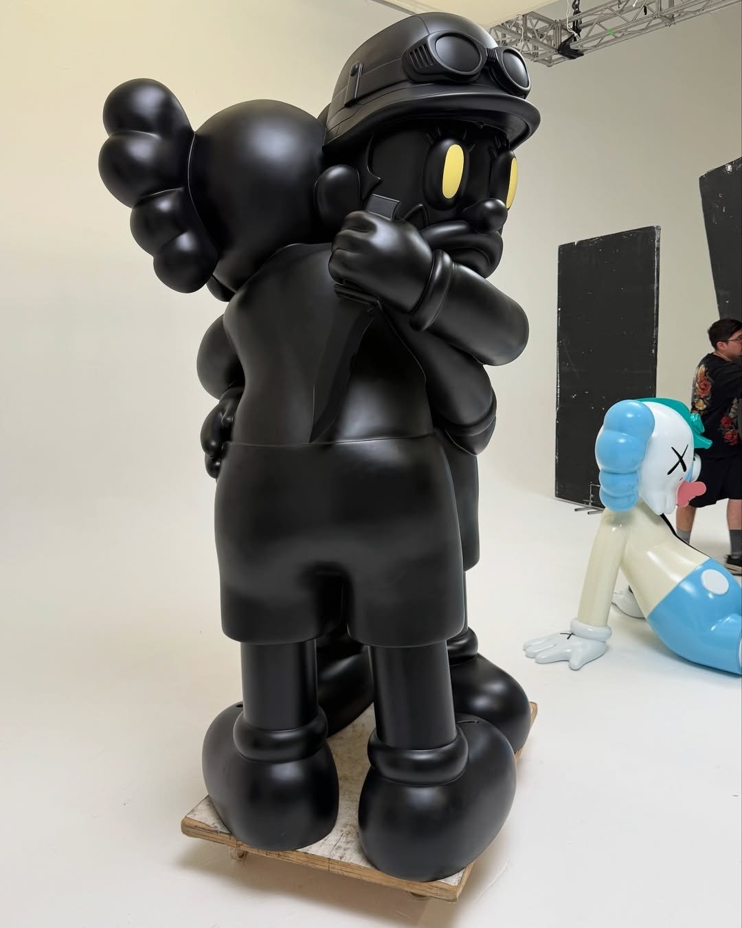 Olaolu Slawn 攜手 KAWS 打造聯名雕塑作品?引本人親自澄清:「這與我無關!」