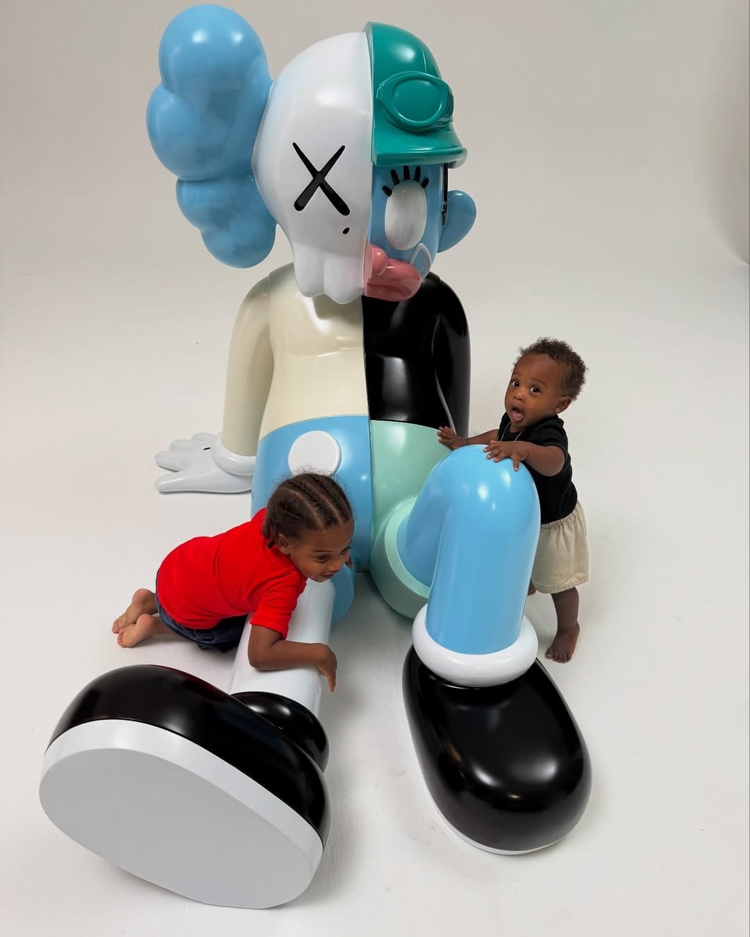 Olaolu Slawn 攜手 KAWS 打造聯名雕塑作品?引本人親自澄清:「這與我無關!」