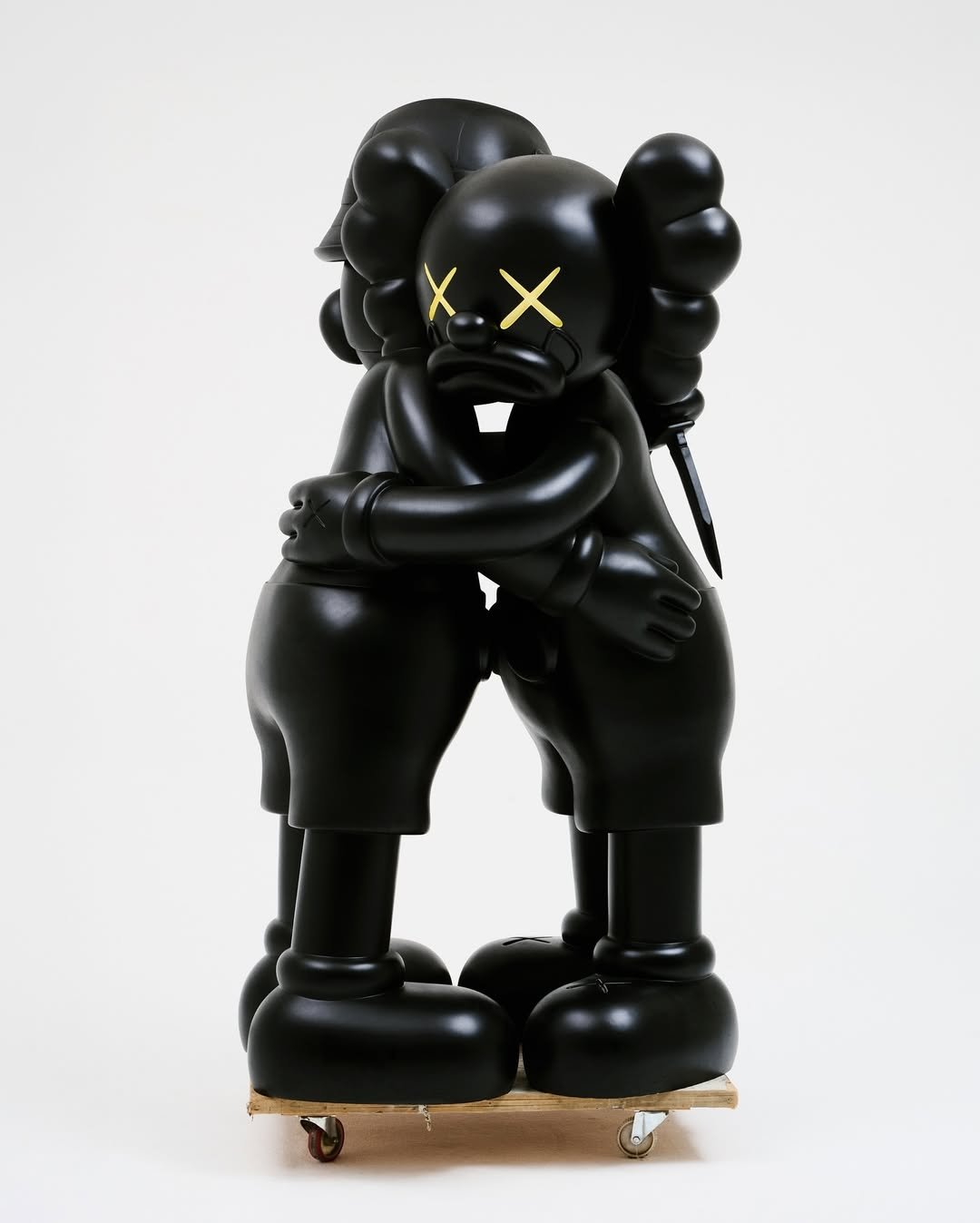 Olaolu Slawn 攜手 KAWS 打造聯名雕塑作品?引本人親自澄清:「這與我無關!」