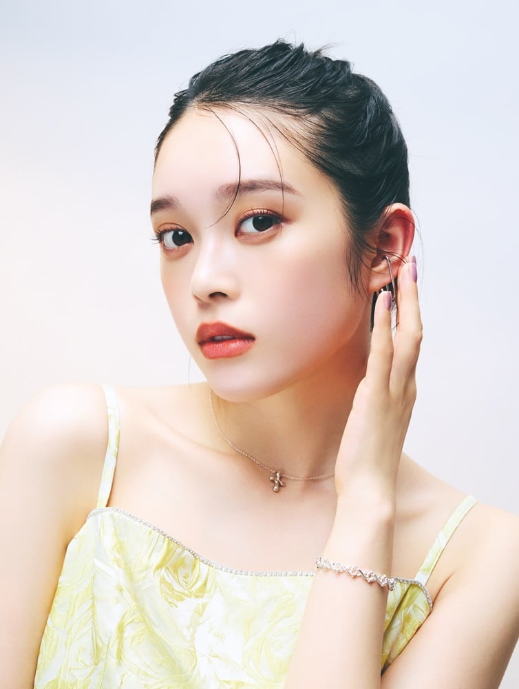 《玻璃之心》高石明里唱歌歌聲爆紅!身高 160、IG 私下空靈系美貌解析+加碼彩妝推薦!
