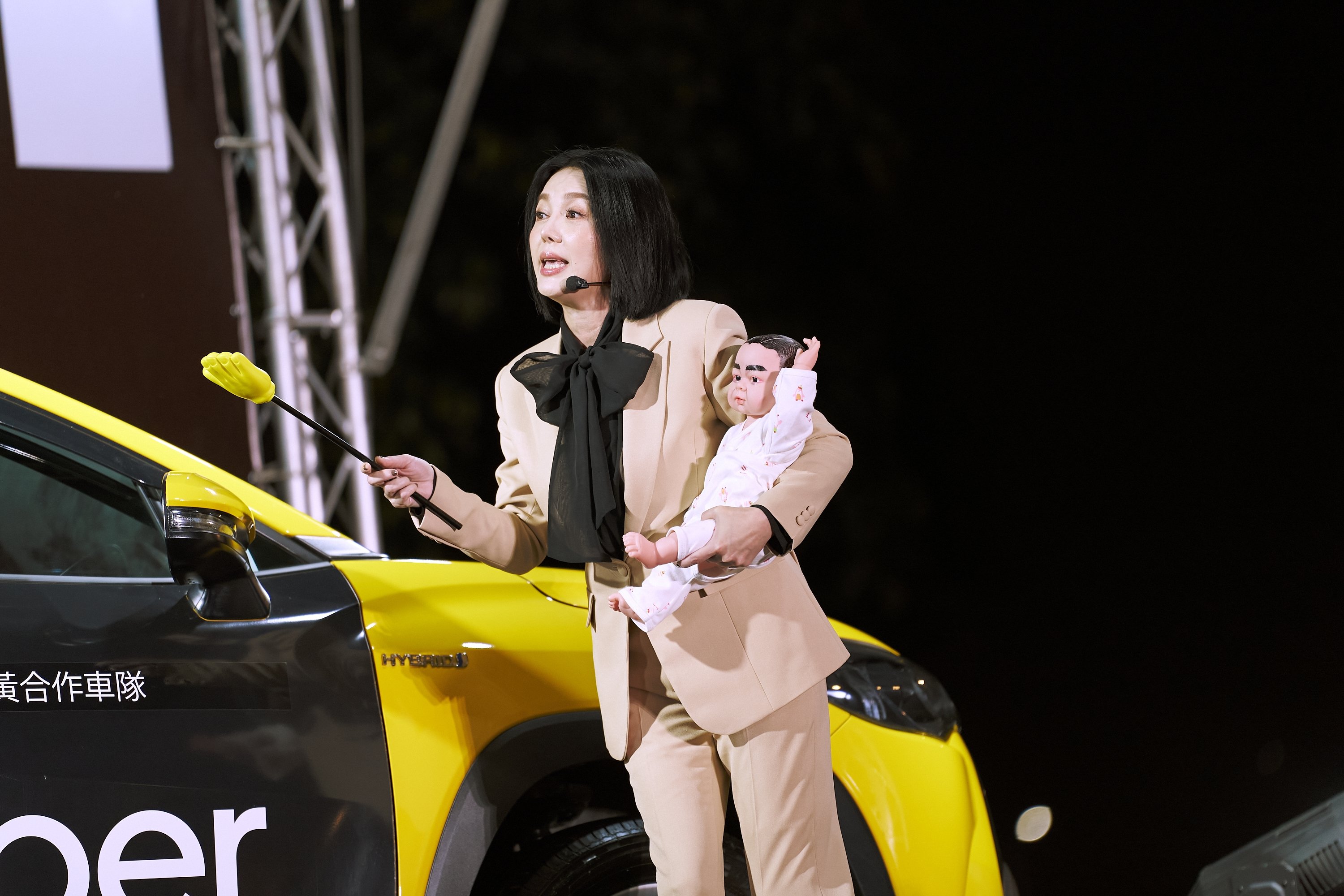 Uber 代言人交接儀式!苗可麗 X 動力火車鬧上大稻埕