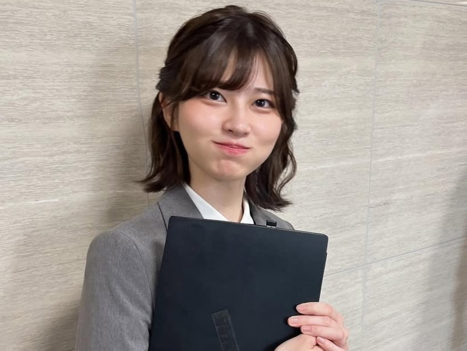 日本正妹 OL「荒木佐保里」狂吸 8 千萬次流量，甜美微笑照連馬斯克都轉發！【野生抓正妹】
