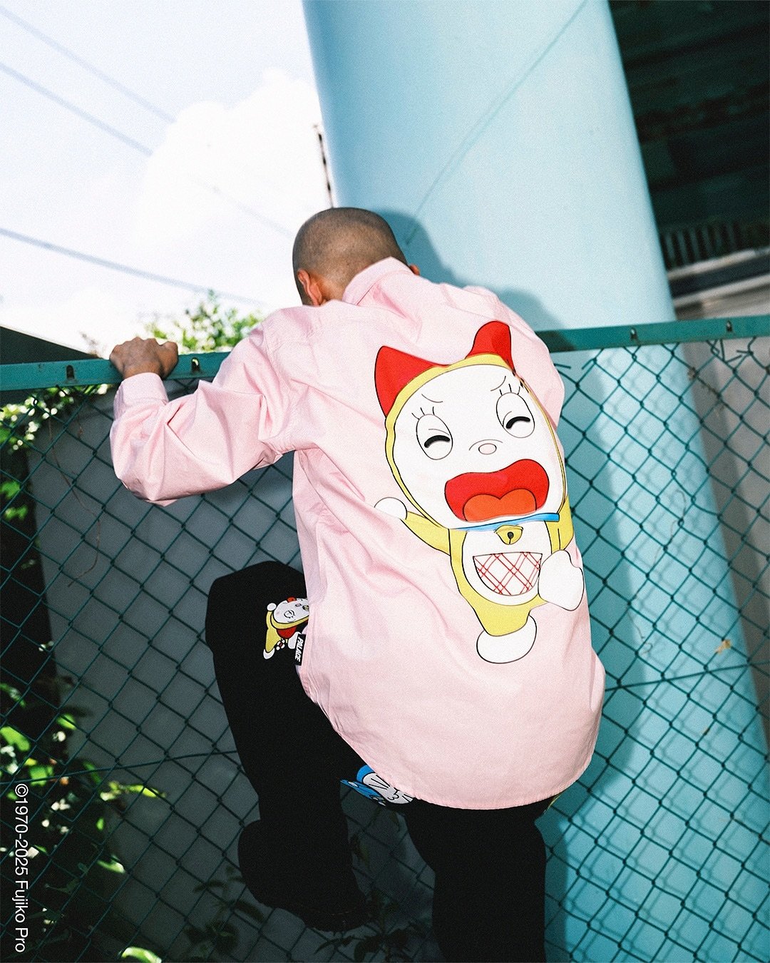Palace x《哆啦 A 夢》2025 秋冬聯名登場！Avirex  皮革外套吸睛亮相，發售詳情完整公開！