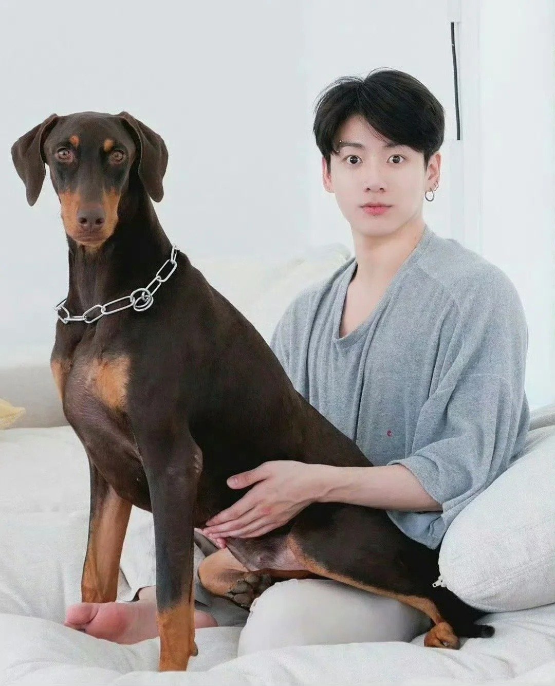 韓星「愛犬」盤點：GD 沙皮犬家虎、Jennie 博美 Kuma、田柾國杜賓犬 Bam⋯10 位人氣毛孩全公開！