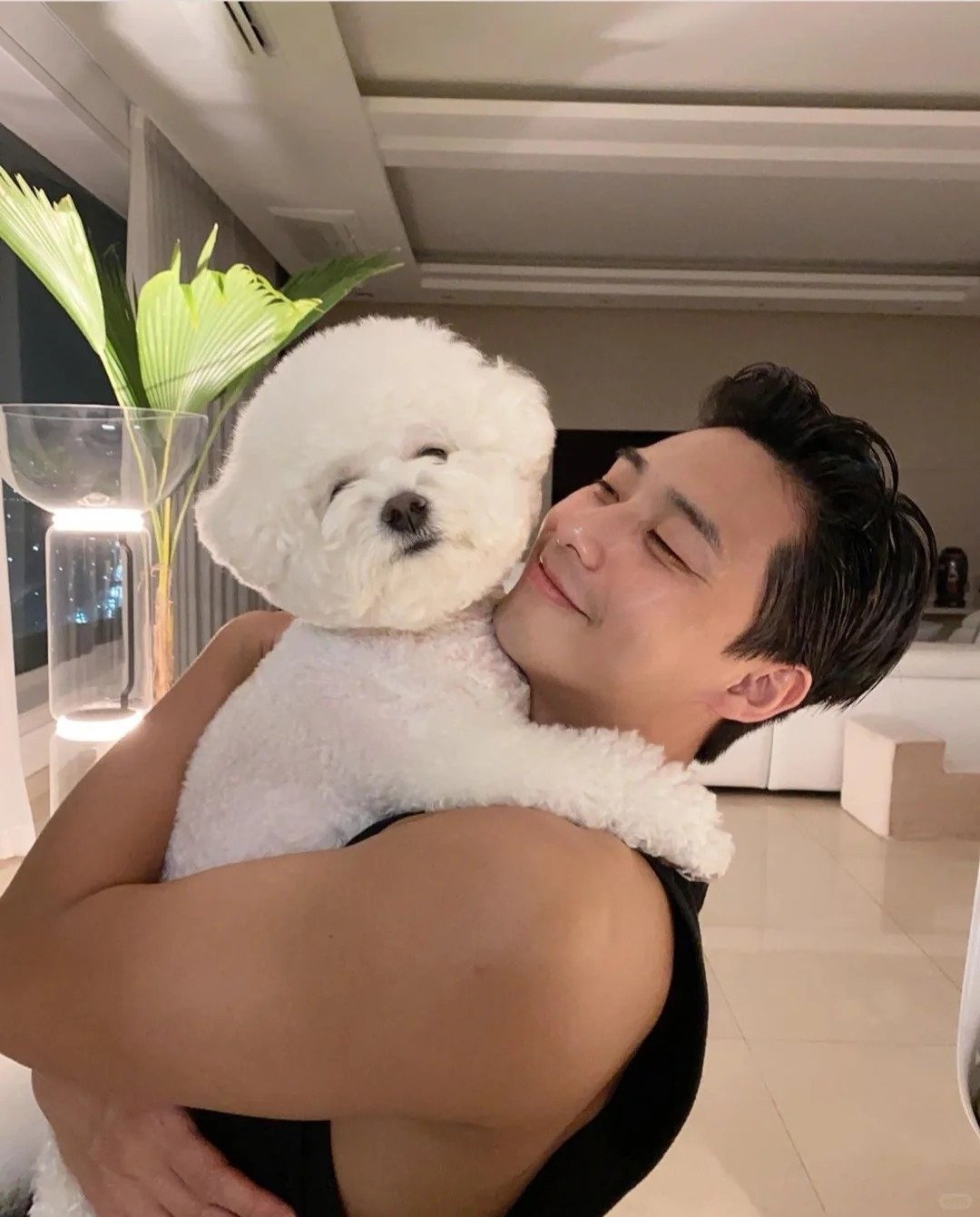 韓星「愛犬」盤點：GD 沙皮犬家虎、Jennie 博美 Kuma、田柾國杜賓犬 Bam⋯10 位人氣毛孩全公開！