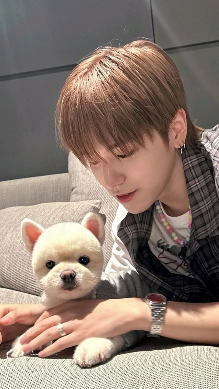 韓星「愛犬」盤點：GD 沙皮犬家虎、Jennie 博美 Kuma、田柾國杜賓犬 Bam⋯10 位人氣毛孩全公開！