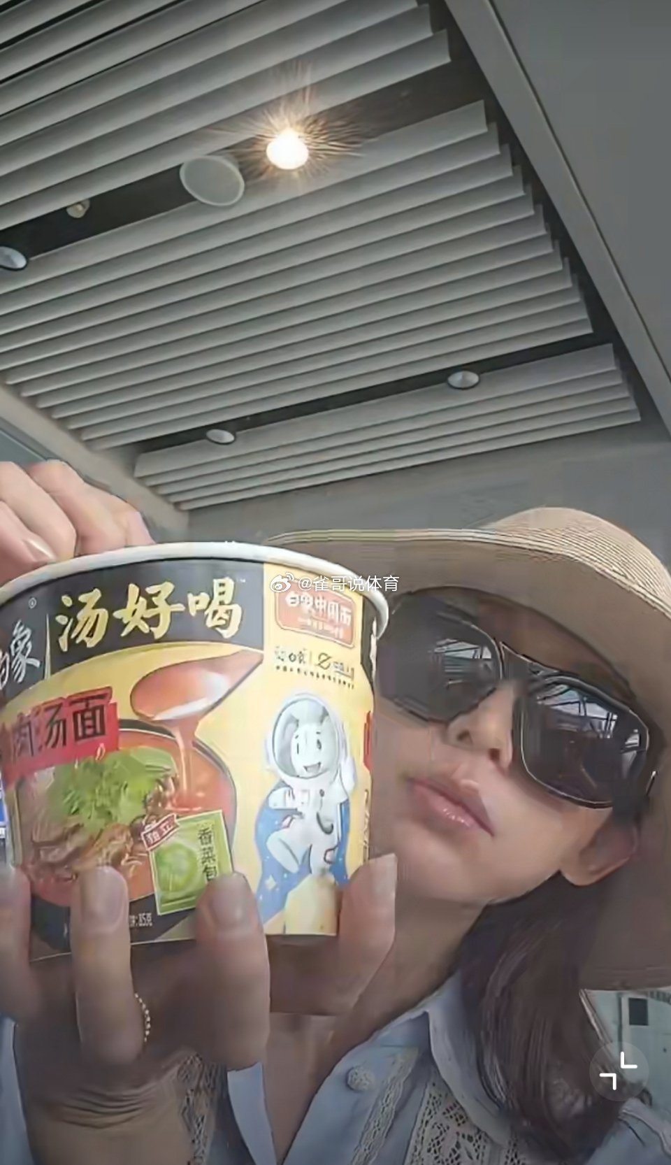 林志玲吃泡麵影片曝光！粉絲驚訝：「女神也會吃 big 桶！」