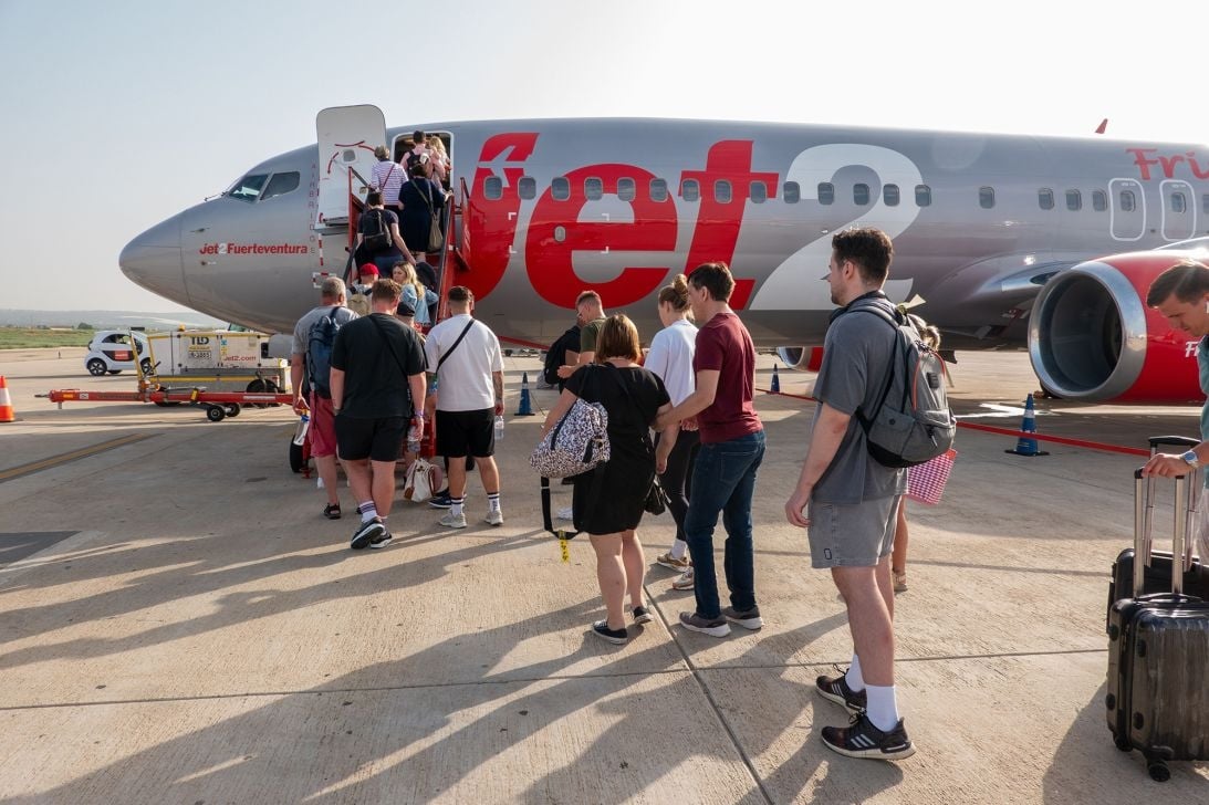 連 Drake 都淪陷的全新爆紅迷因！Jet2 公司靠這波利潤成長 10%？