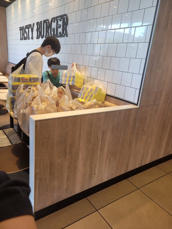 日本麥當勞寶可夢卡片之亂！一日搶光、提前結束，黃牛丟棄食物惹眾怒！