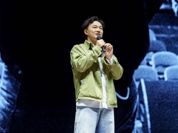 陳奕迅演唱會唱一半胸痛乾嘔！疑似焦慮症發作引粉絲擔憂！