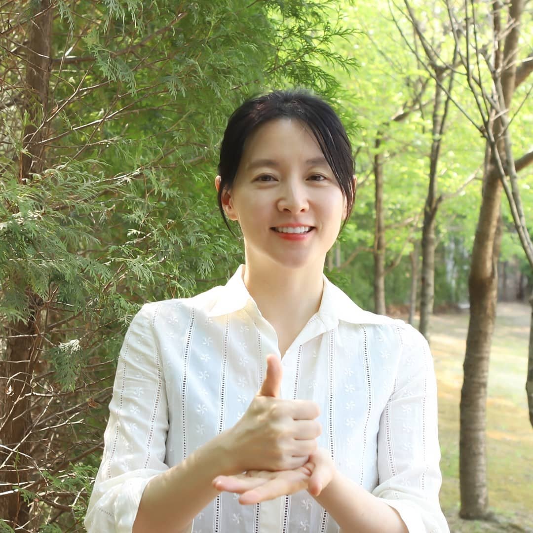 李英愛 IG 曬種菜日常！全素顏狀態驚豔網友：「超凍齡！」