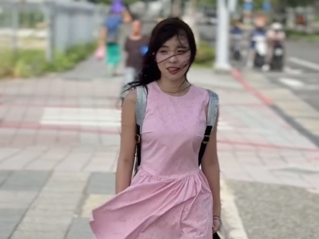 李多慧勇闖颱風！風大到站不穩來仍喊：「來台三年不怕了！」【野生抓正妹】