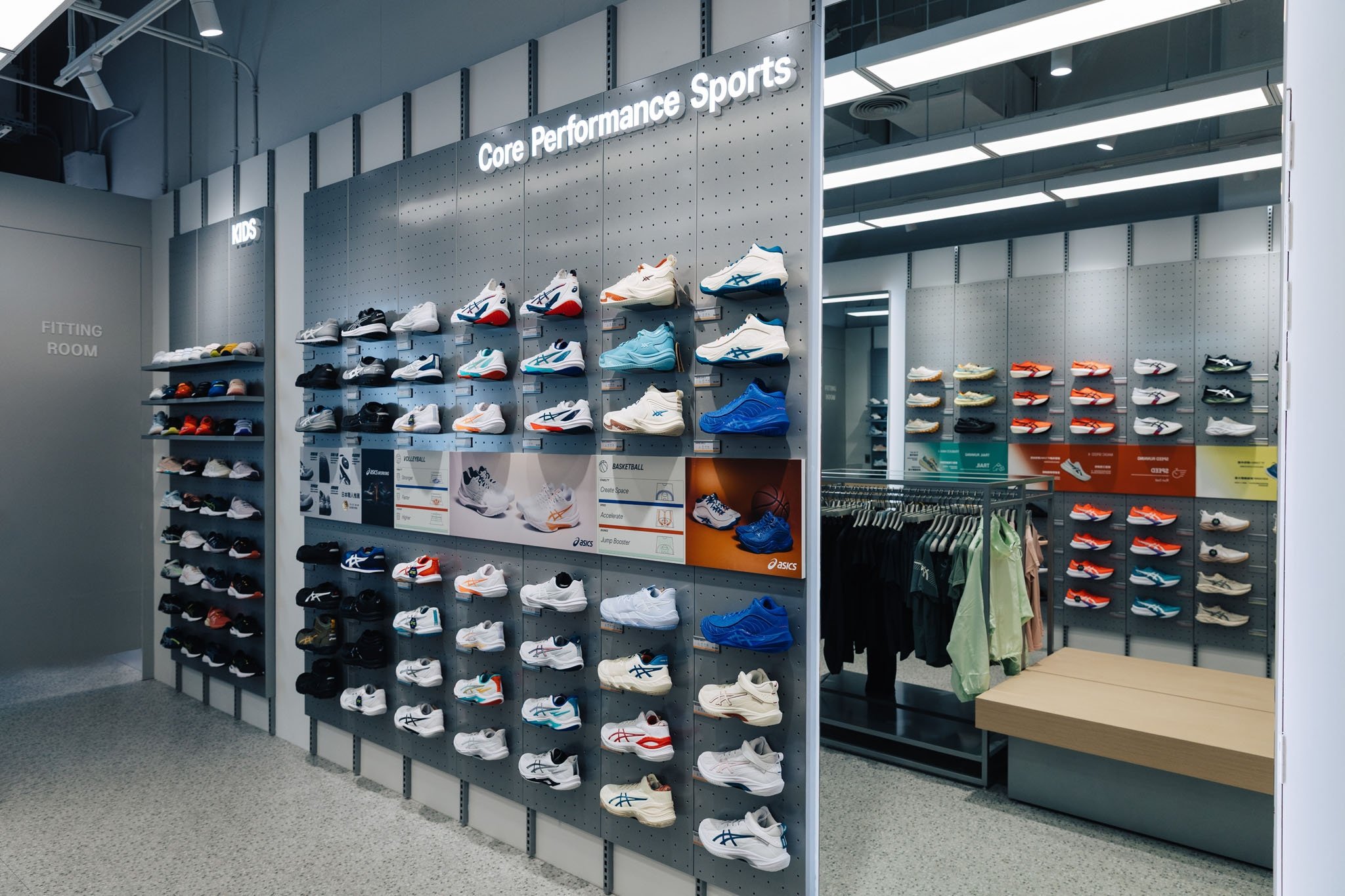 限定鞋款一次看飽！ASICS 台南小北門店開幕，J 編帶你直擊開箱現場重點鞋牆！