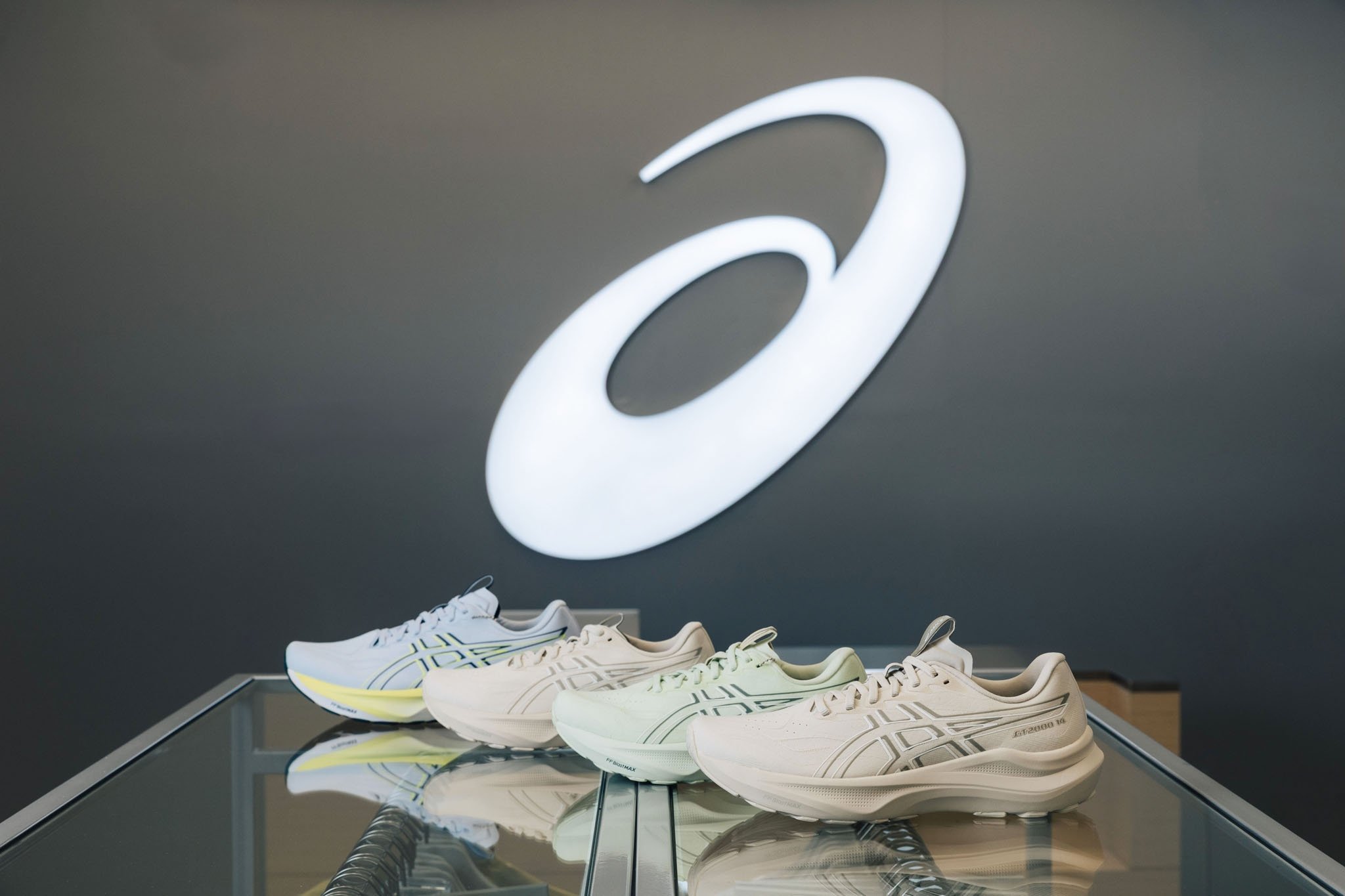 限定鞋款一次看飽！ASICS 台南小北門店開幕，J 編帶你直擊開箱現場重點鞋牆！