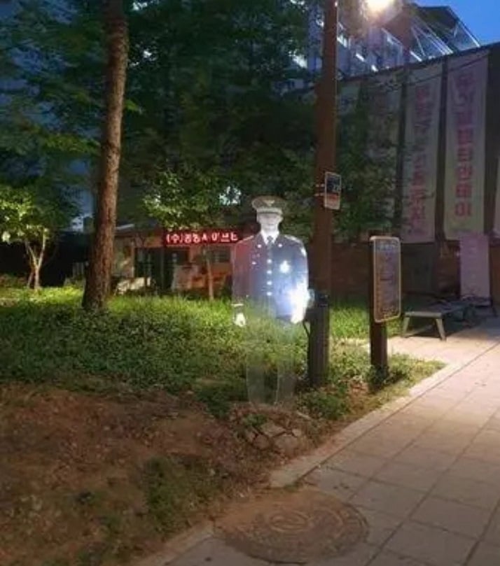 首爾公園夜間驚見「3D 投影警察」！犯罪率下降 22%！網笑：「嚇都嚇死了！」