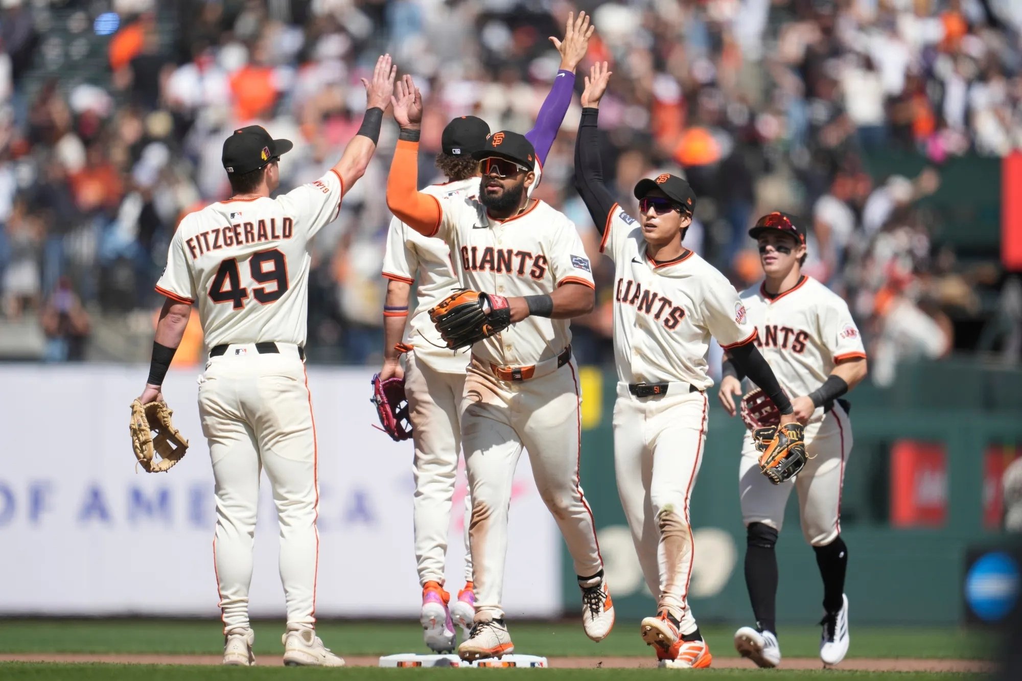 MLB／巨人韓籍球星李政厚「膝蓋神接殺」震撼全場，資深球評直言「10 年最佳美技！」