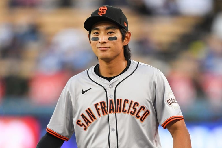 MLB／巨人韓籍球星李政厚「膝蓋神接殺」震撼全場，資深球評直言「10 年最佳美技！」
