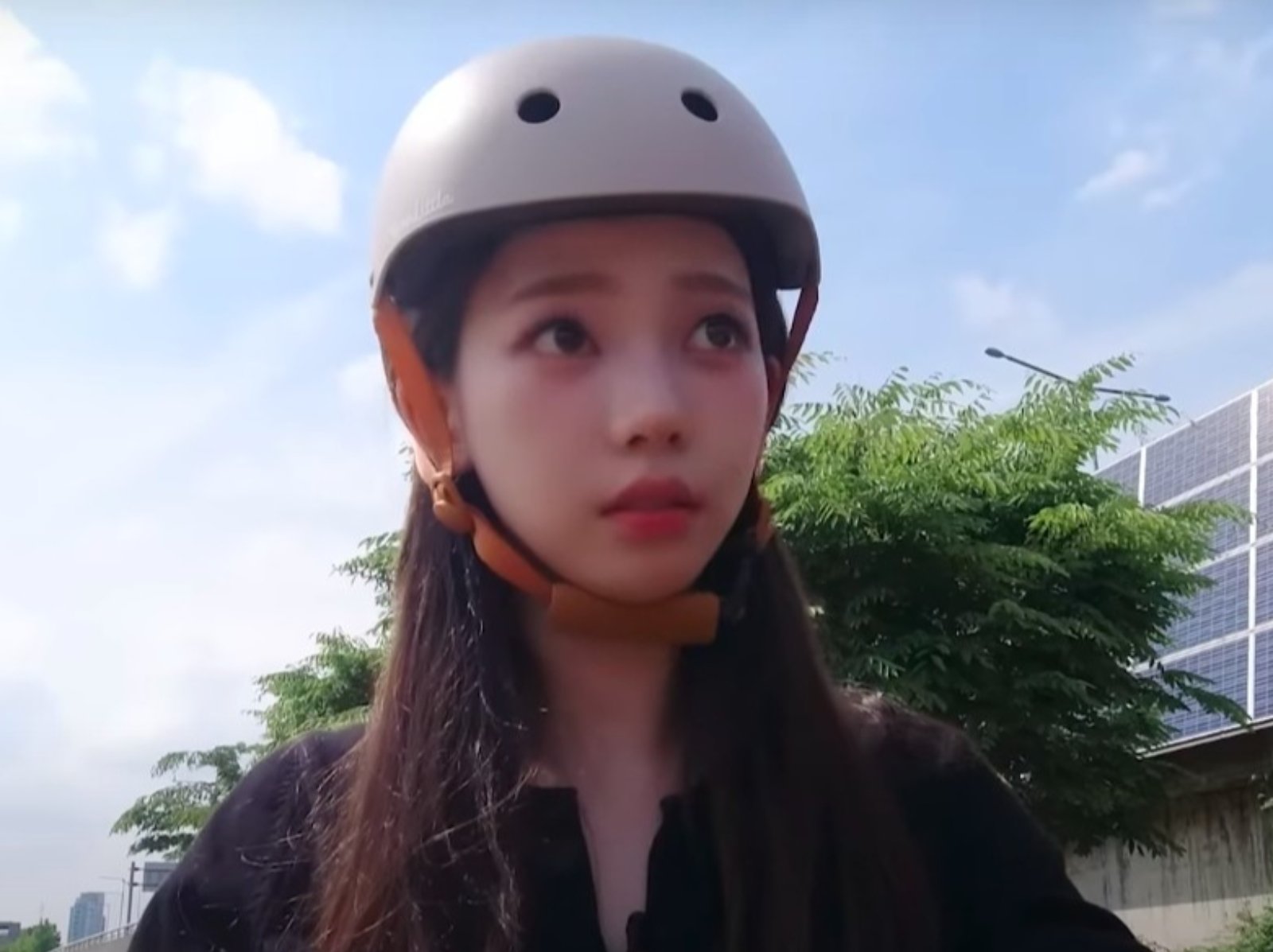 aespa Karina 挑戰騎腳踏車搞笑反應不斷！偷抱怨 Giselle：「都不扶我！」