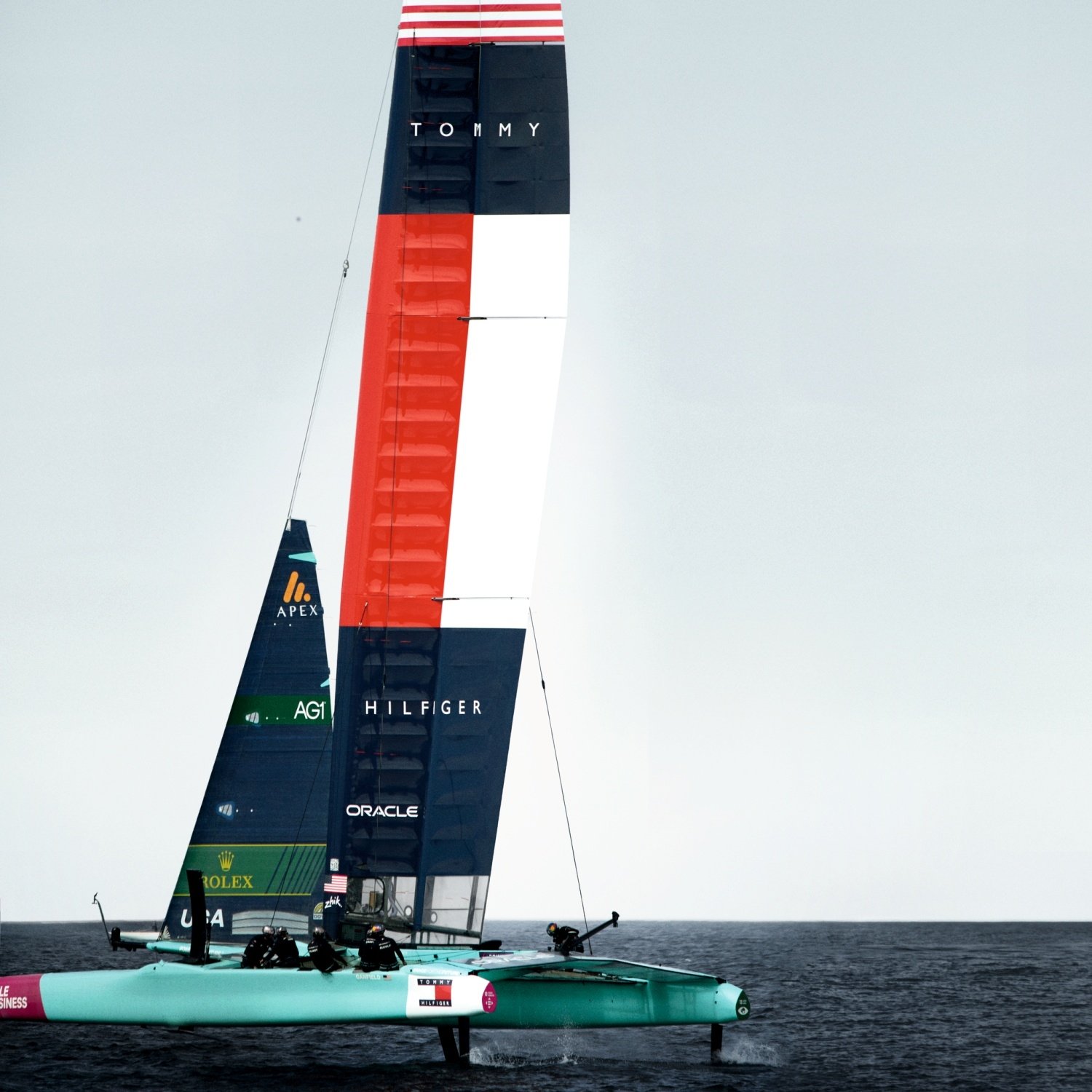 TOMMY HILFIGER 與 SailGP 國際帆船大獎賽美國隊合作打造融合機能與經典學院的全新系列